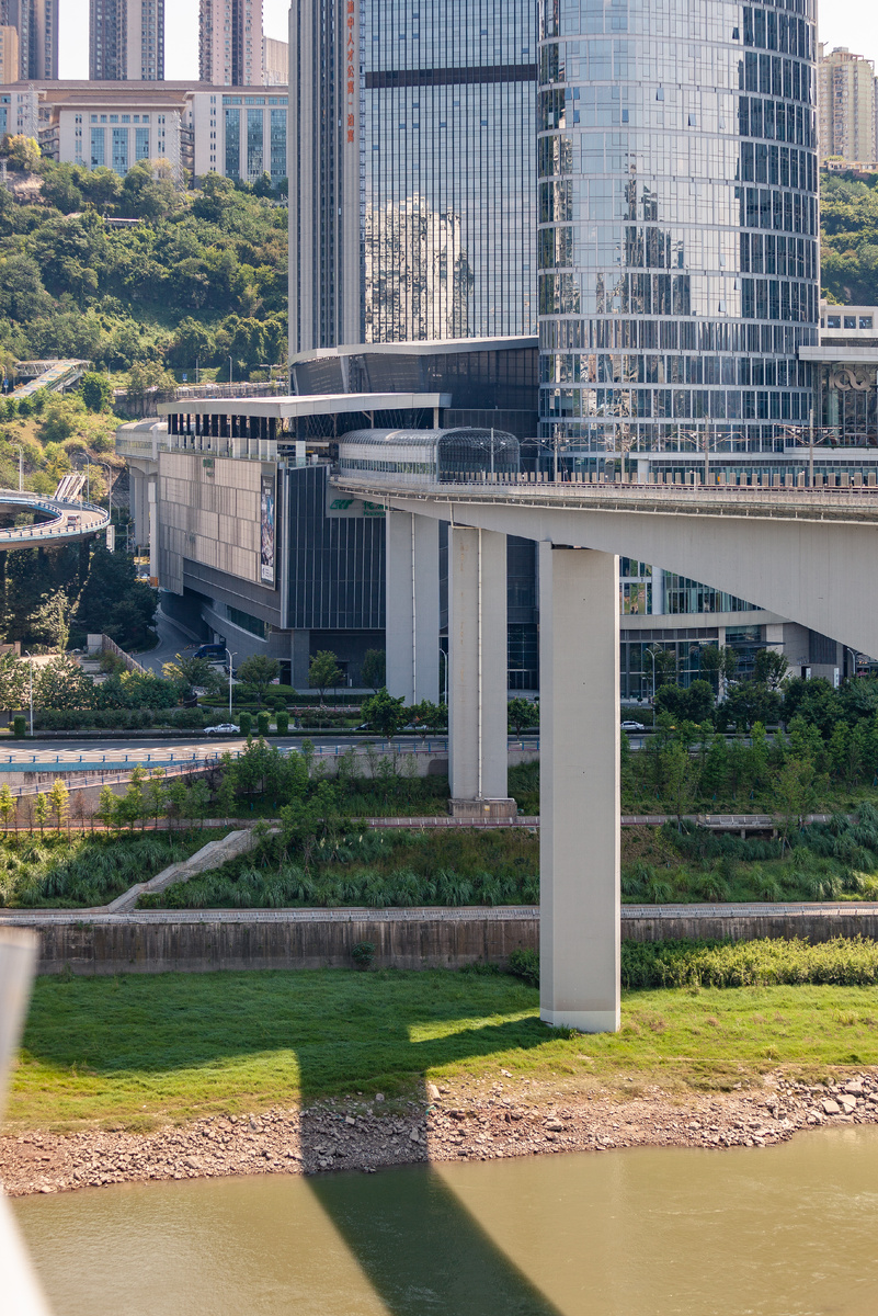 Линия 9 уходит с метромоста под гору