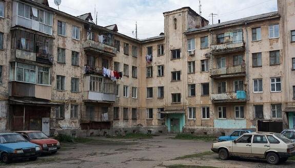 Пока страна вкладывает миллиарды в зарубежные проекты, тысячи россиян продолжают жить в аварийных домах
