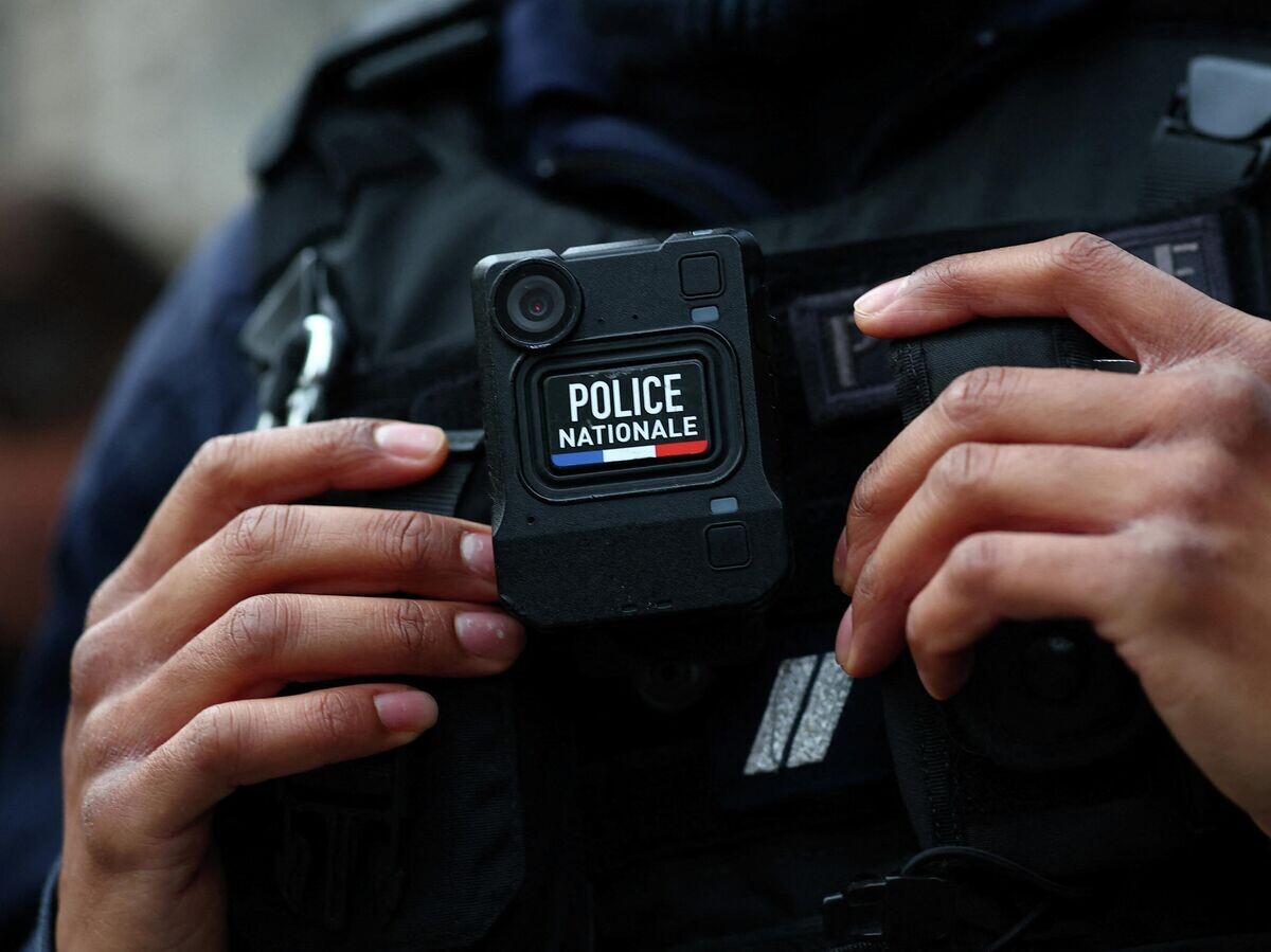   Сотрудник полиции во Франции | © REUTERS / Gonzalo Fuentes