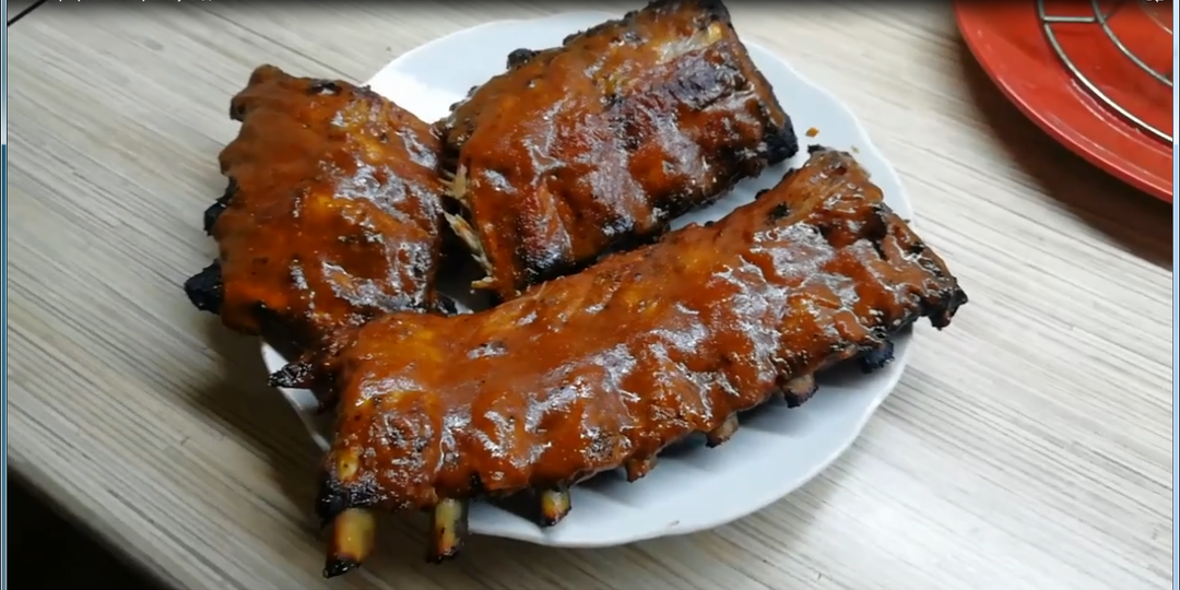 Сочные свиные ребрышки в яблочно-томатном соусе: томленые на мангале или в духовке