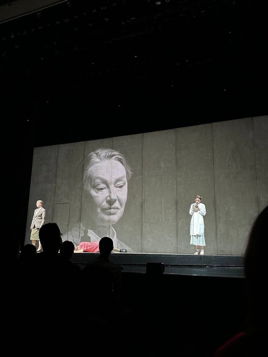 Сцена из спектакля Спектакль «Слава». БДТ. Фото автора.