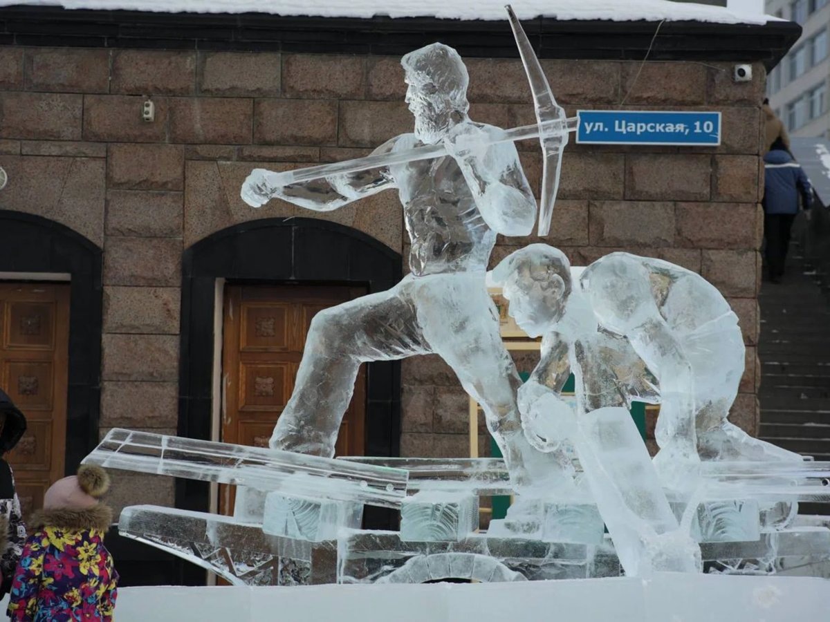     Ледовые скульптуры находятся возле Храма на Крови