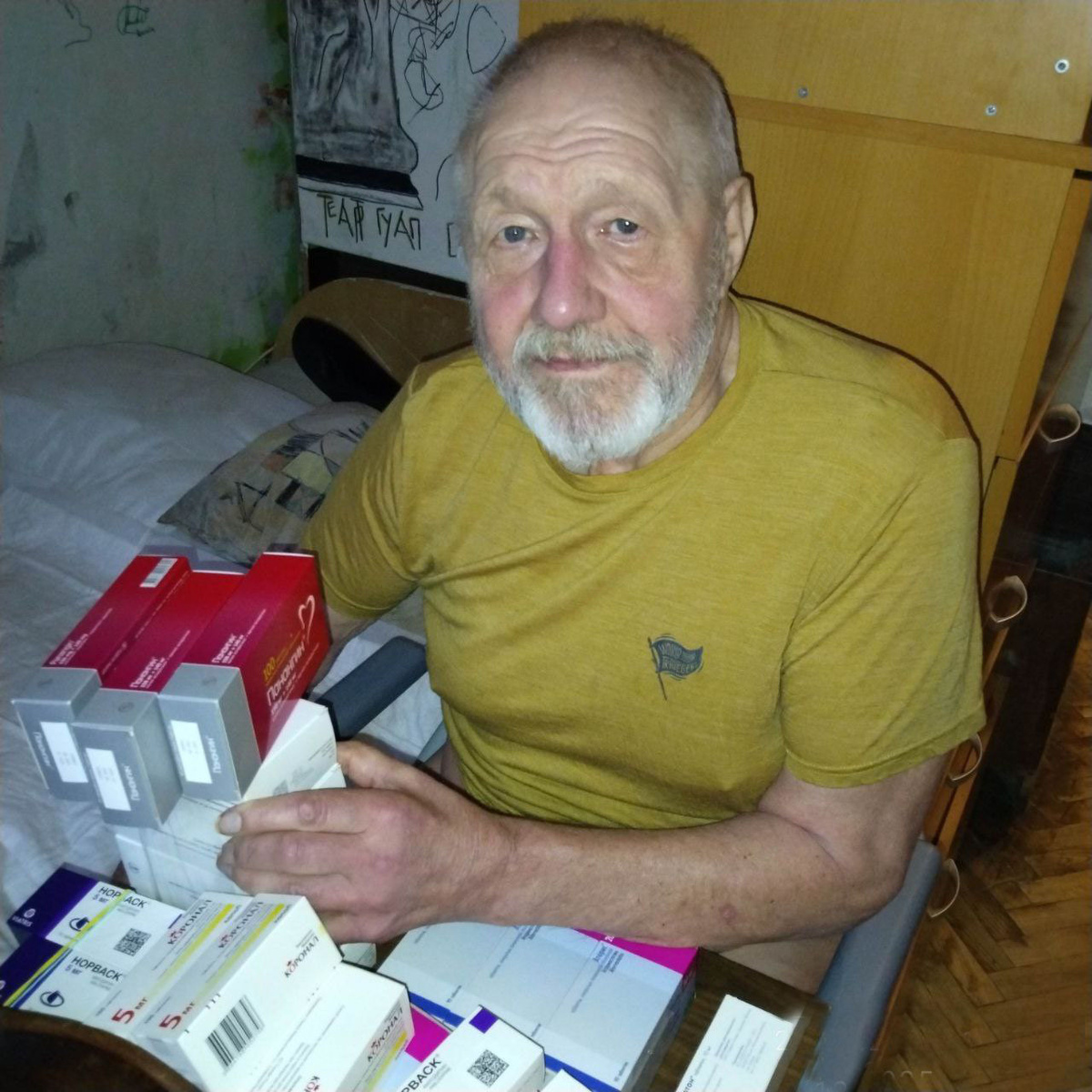 Александр Иванович с годовым запасом лекарств для ежедневного приема