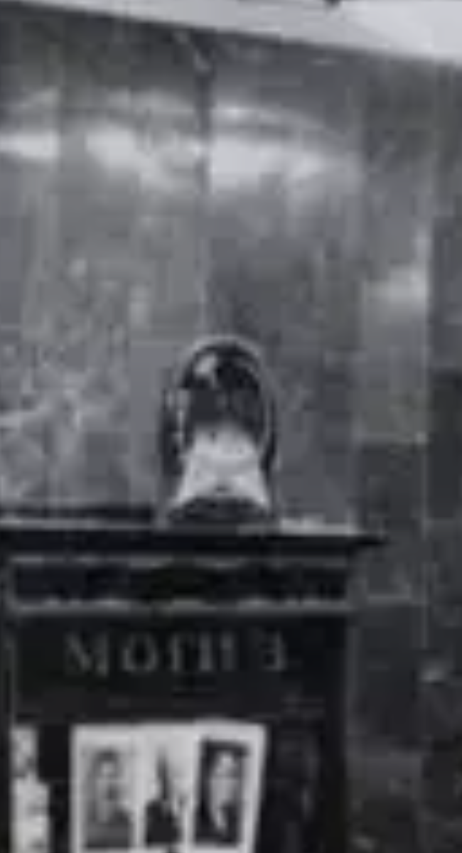 Станция "Площадь Революции". На стене нечто круглое, похожее на часы. Но по величине они не дотягивают до описанных в легенде.