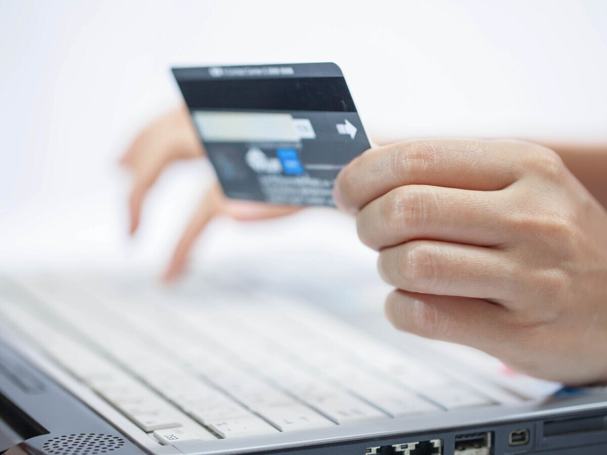    Оплата товаров в интернет-магазине | © Fotolia / thanatip
