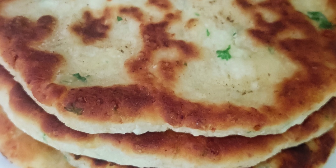 Лепешки на кефире с брынзой(творогом). Или интересный завтрак по-быстрому.