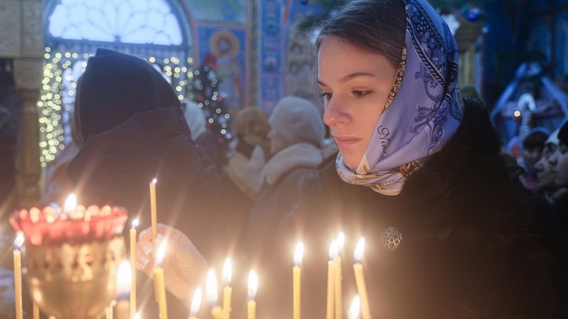     Девушка во время рождественской литургии в соборе Александра Невского в Мелитополе РИА Новости Сергей Мирный