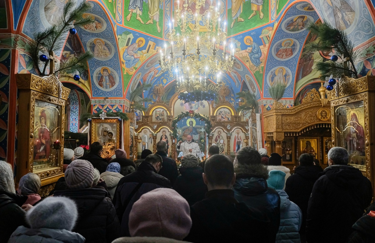    Прихожане во время рождественской литургии в соборе Александра Невского в Мелитополе / РИА Новости / Сергей Мирный