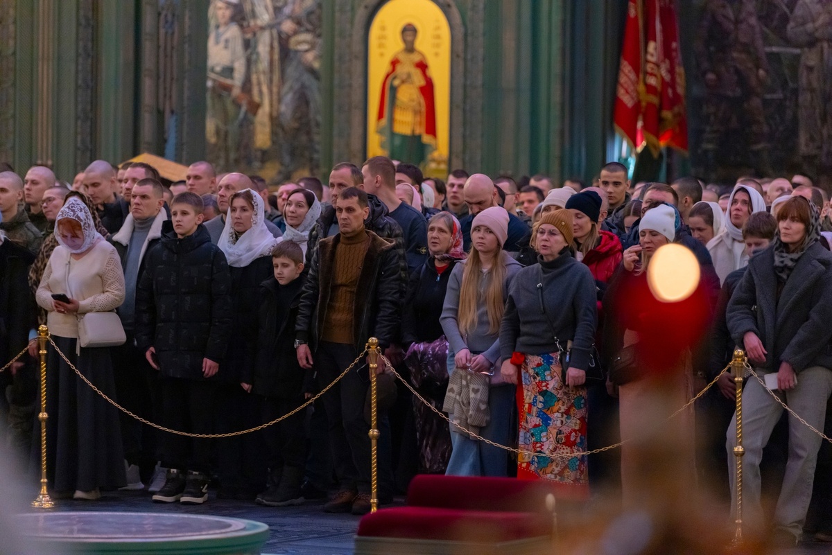   Прихожане во время рождественского богослужения в соборе в честь Воскресения Христова — главном храме ВС РФ / РИА Новости / Министерство обороны РФ