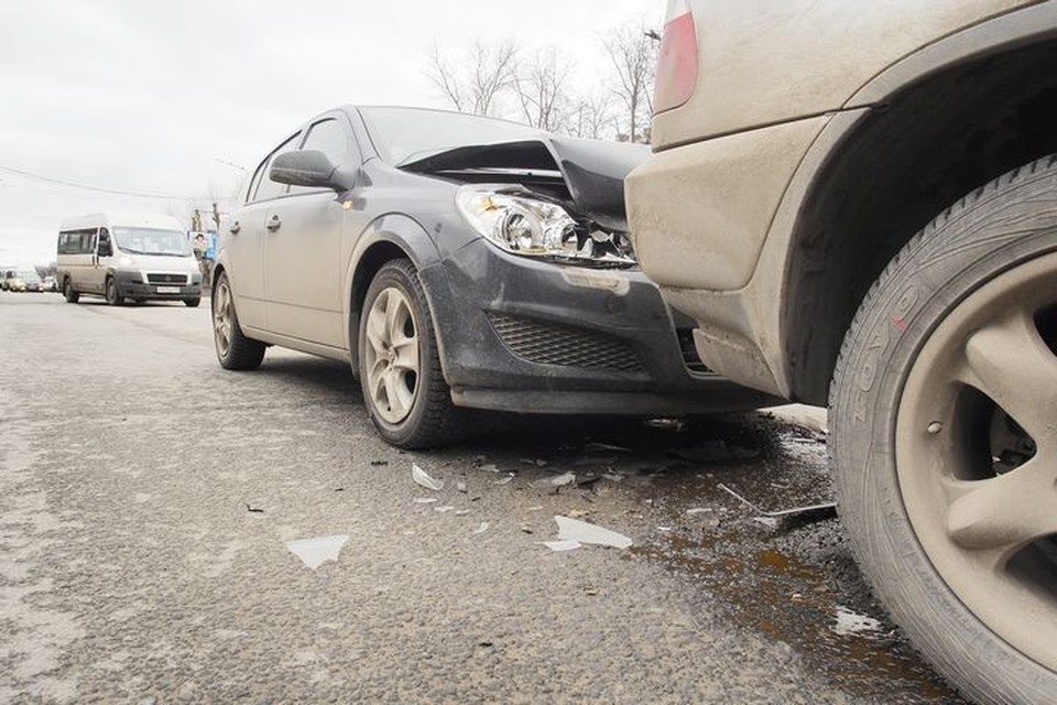    У Московского вокзала в Туле столкнулись такси и снегоуборщик Алексей ФОКИН