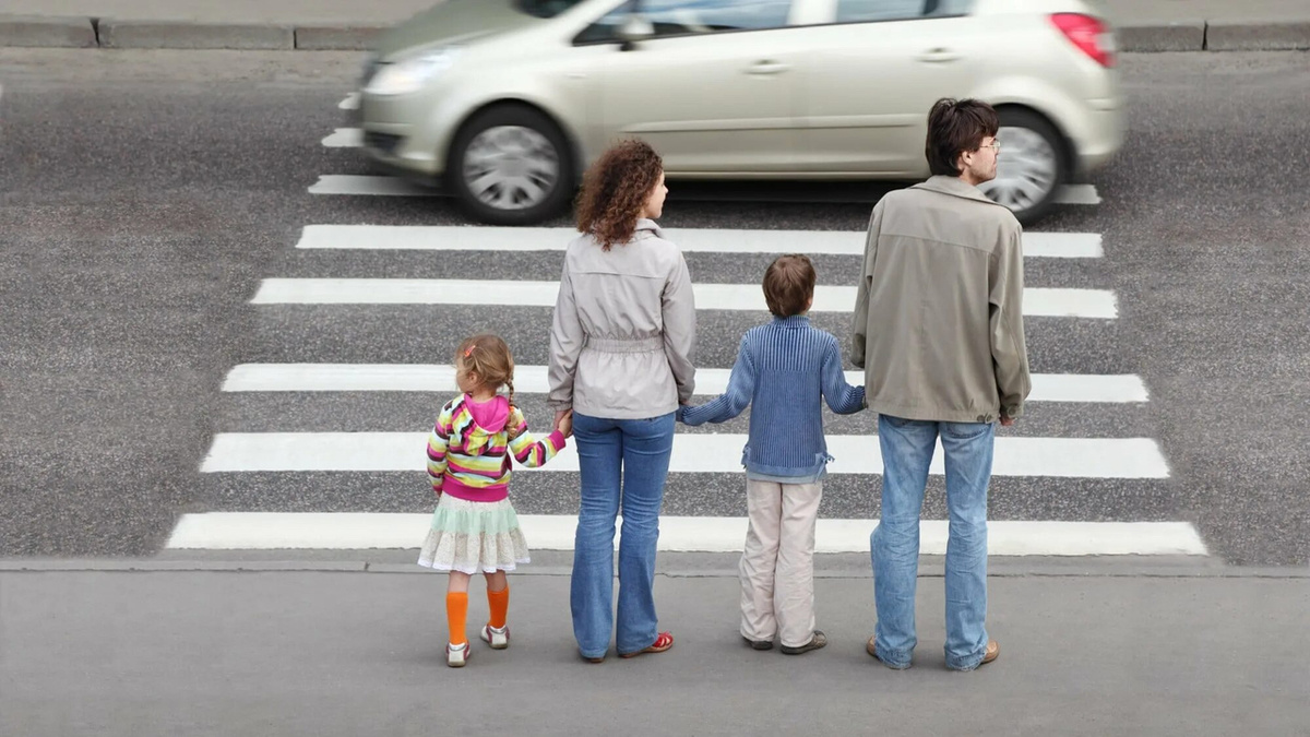 Как правильно теперь уступать дорогу пешеходу по новым правилам?