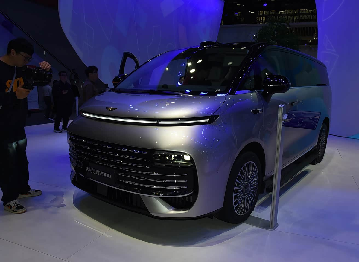 Подготовка презентации минивэна Geely Galaxy V900