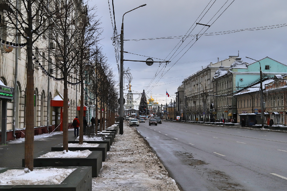 Проспект Ленина. Уже издалека можно рассмотреть главную елку на площади Ленина.