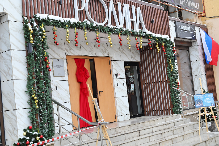 На многих зданиях на проспекте можно увидеть новогодние украшения.