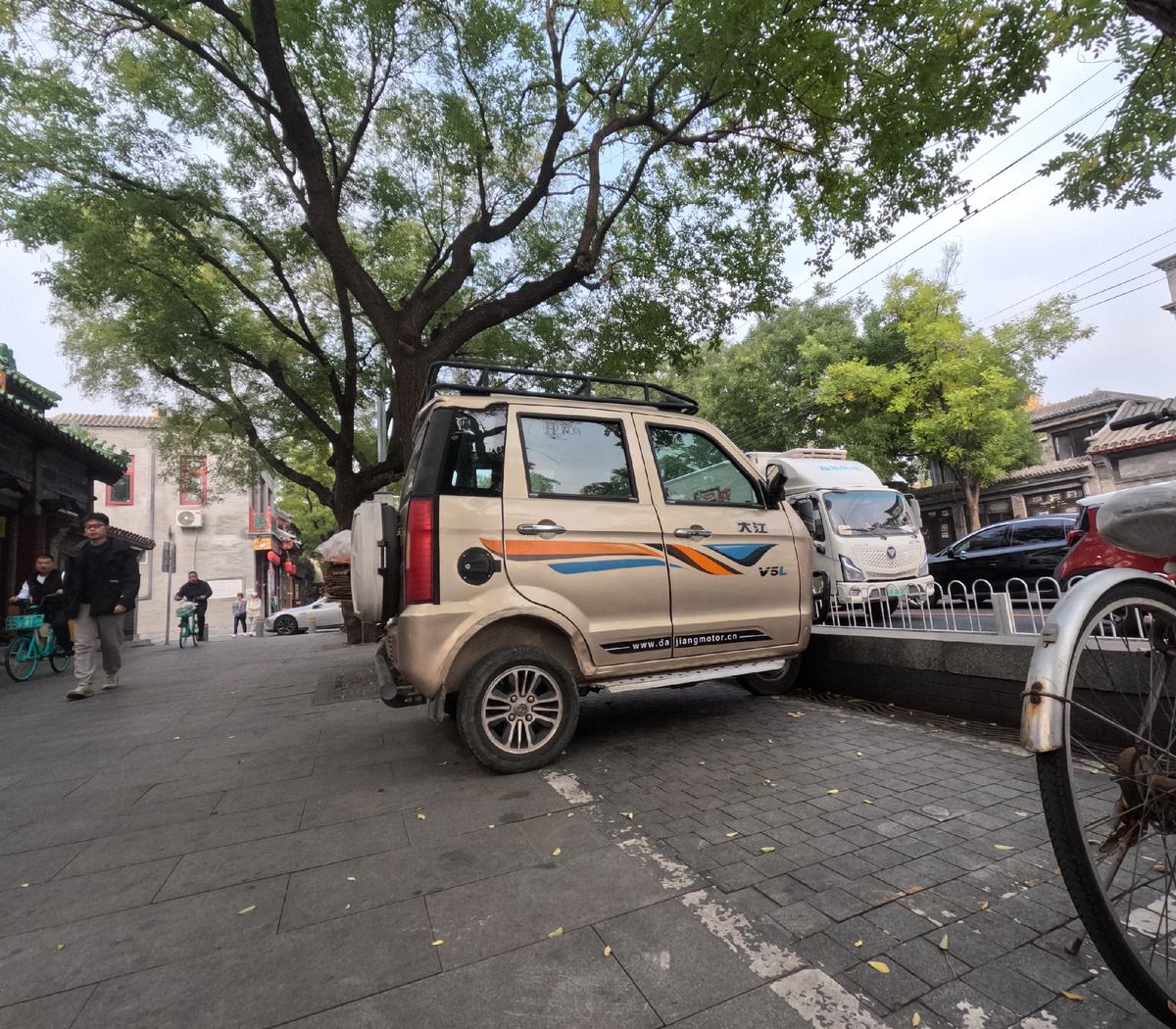 трехколесный автомобиль в центре Пекина