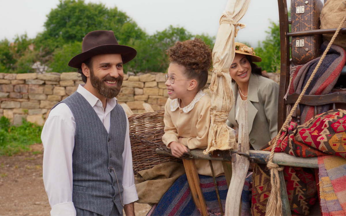 Родители главной героини с трудом решают бытовые вопросы, но девочку воспитывают в любви