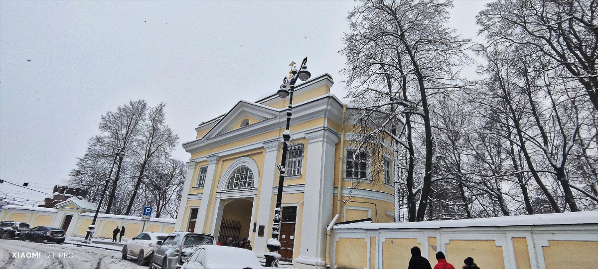 Вход в Лавру.