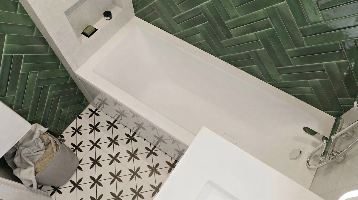 На полу плитка с крупным минималистичным контрастным узором