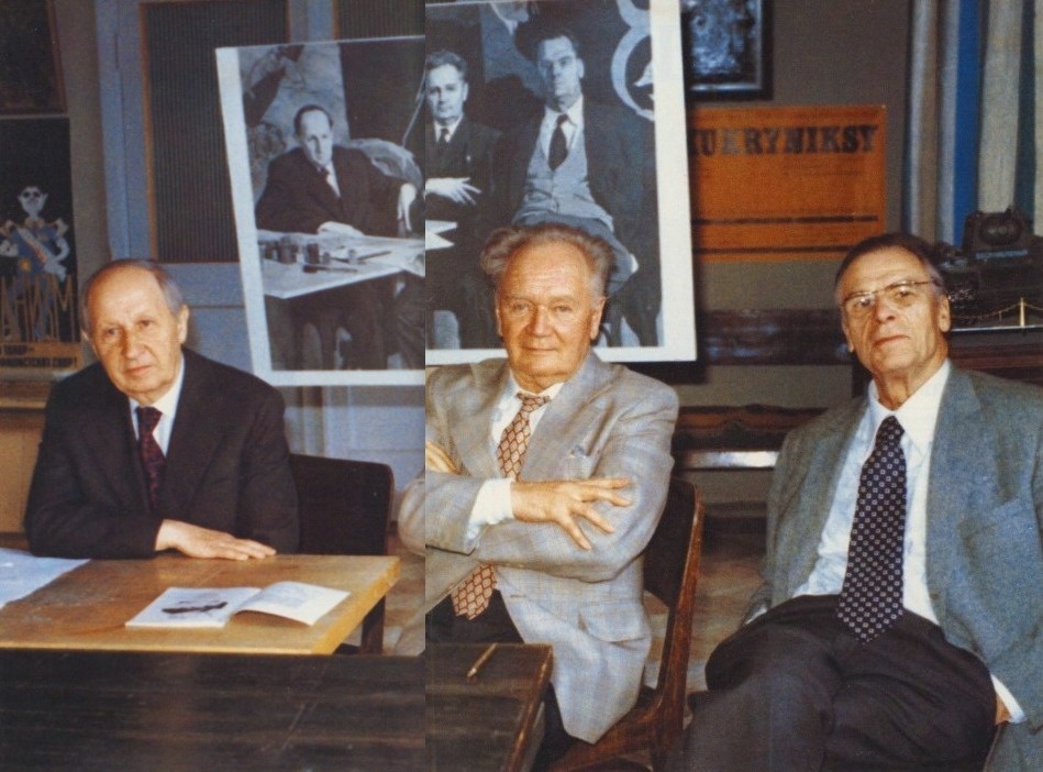 Художники Кукрыниксы (слева направо Порфирий Крылов, Михаил Соколов, Михаил Куприянов). Единственная цветная фотография художников.
И со зрением у Вас все в порядке. "Несоответствие" фотокопии -  следствие  неточного расположения листов в книге, в которой была напечатана фотография.
Впервые в сети Интернет!