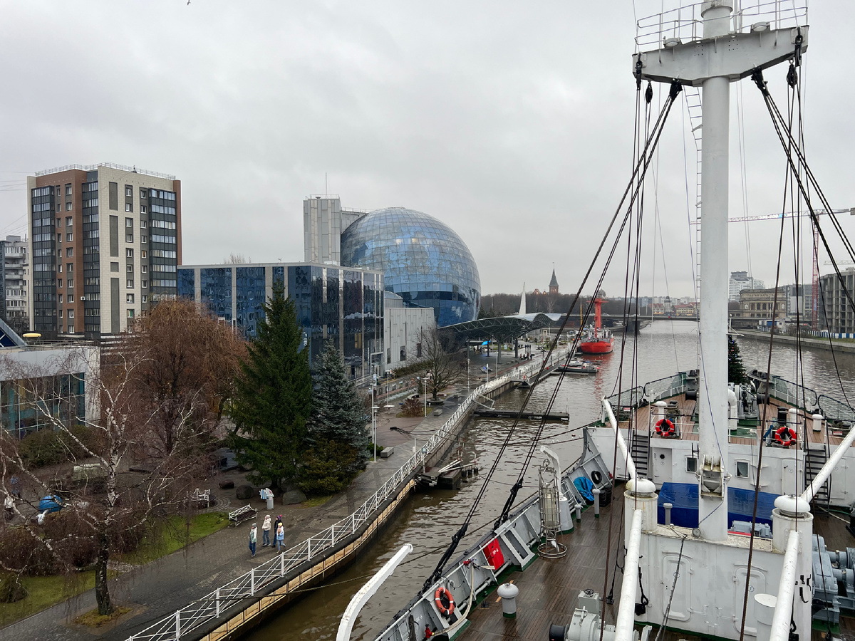 Это как раз он - огромный стеклянный шар