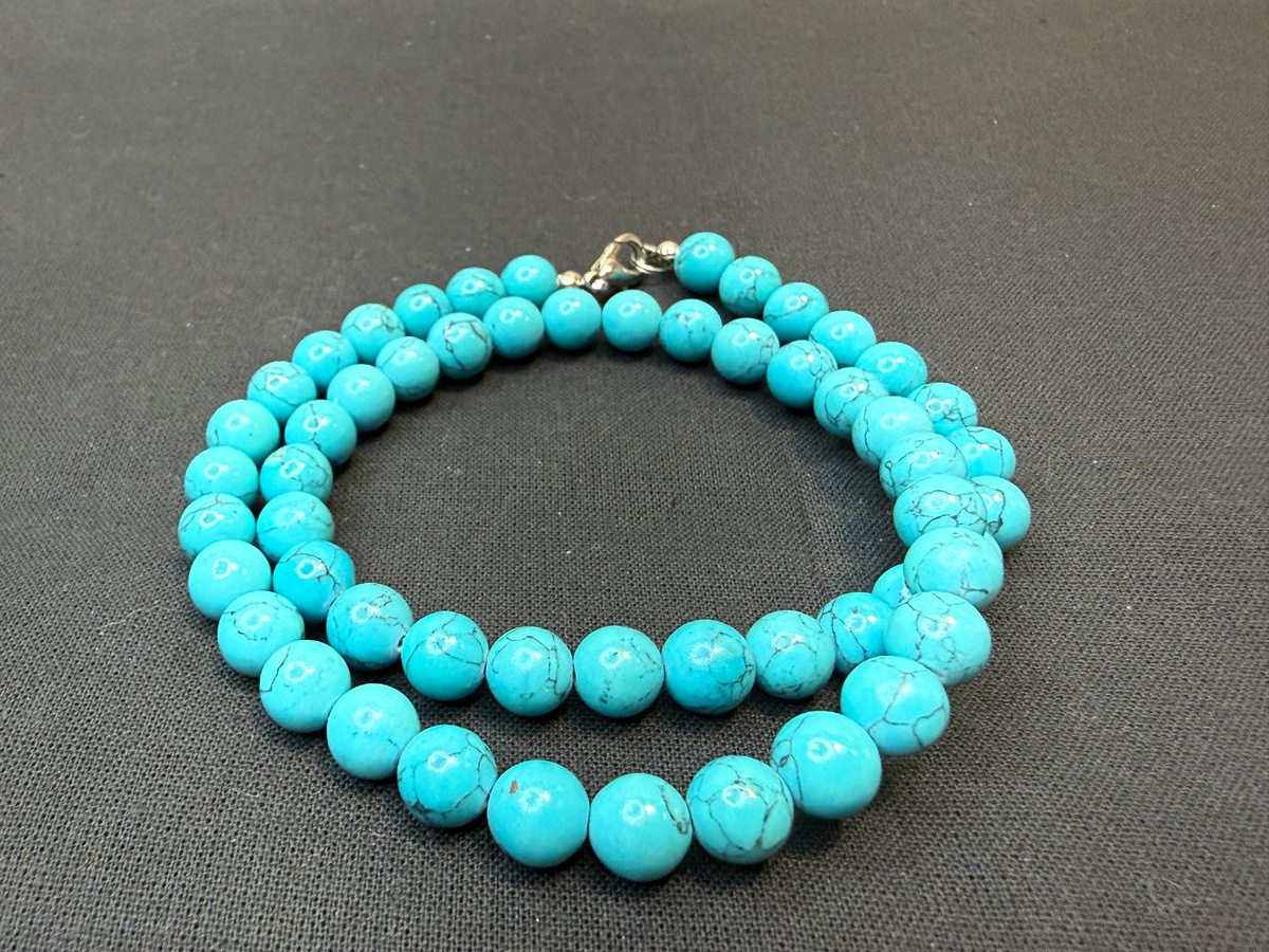 Бирюзовые бусы из коробочки со всякой всячиной, которая не используется, но жалко выбросить.