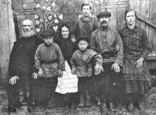 А.И. Глинкина (справа) с родителями, сестрой, детьми и мужем. Приложение к мемуарам «Невольное детство»