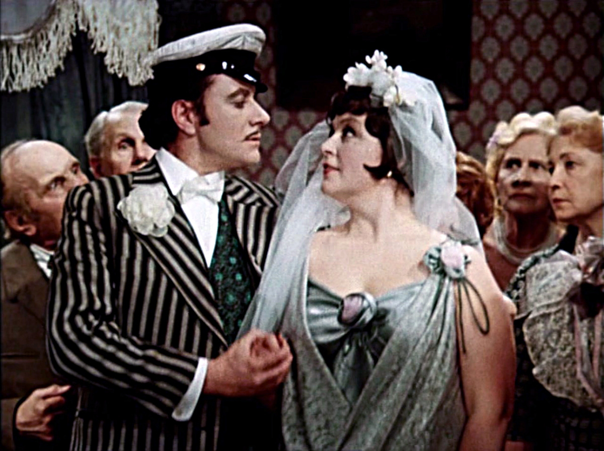 Кадр из 2 серии фильма Марка Захарова "12 стульев"