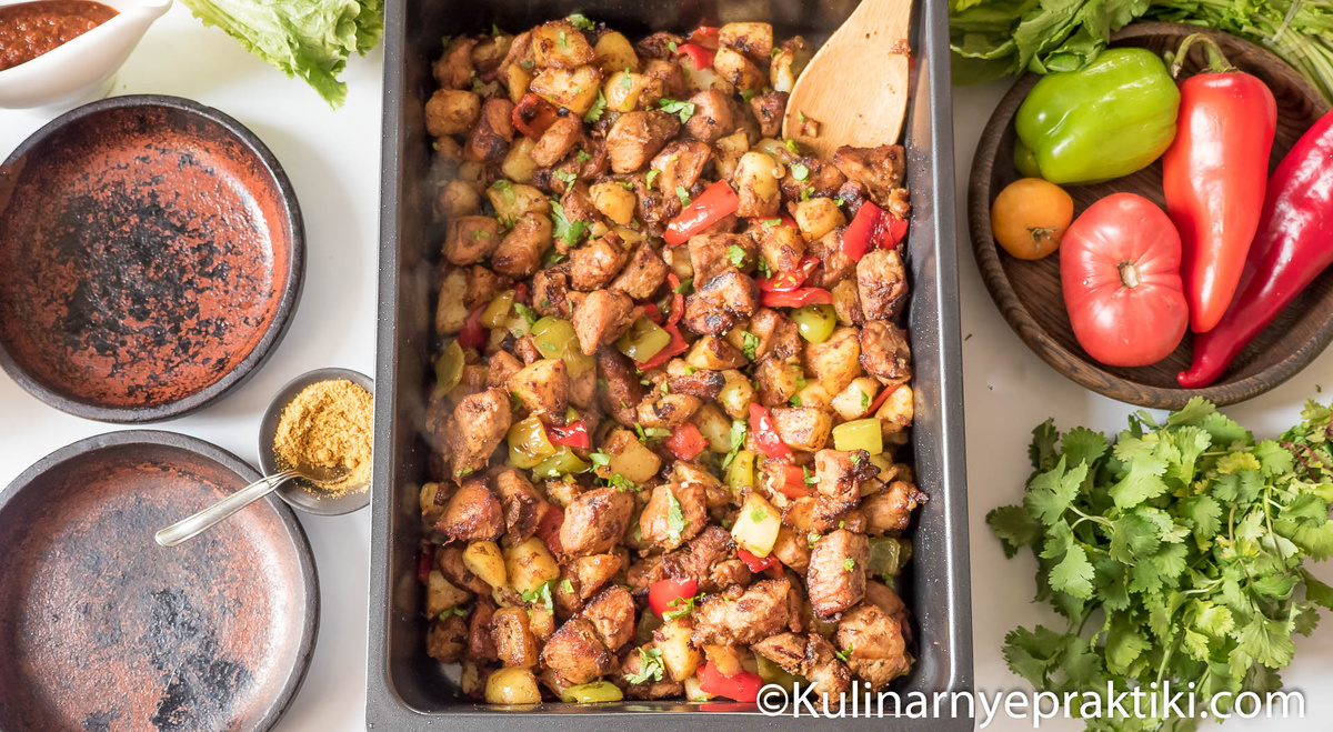 Особенный способ приготовления позволяет получить очень мягкое мясо и картошку