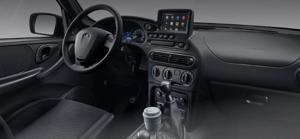 Салон уже выглядит старомодно, но в топовых комплектациях всё необходимое есть