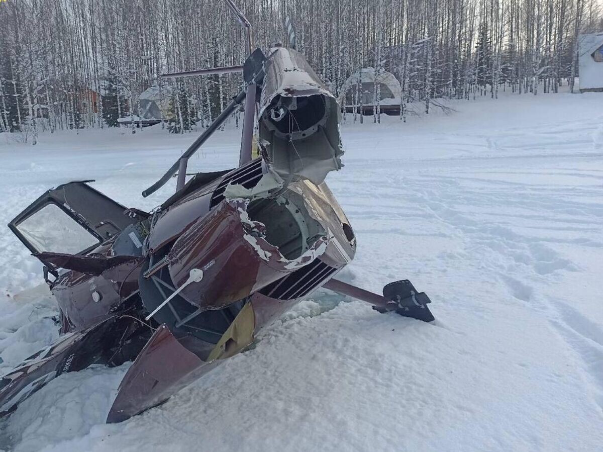    На месте крушения двухместного частного вертолёта на территории базы отдыха "Ашатли-парк" в Пермском крае | © Фото : Уральская транспортная прокуратура/Telegram