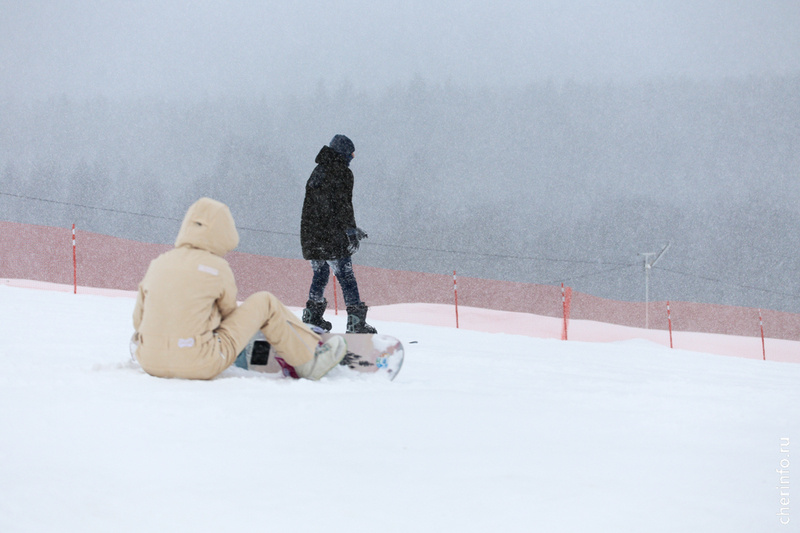    На склоне запустили подъемники для ватрушечников и для сноубордистов и лыжников.