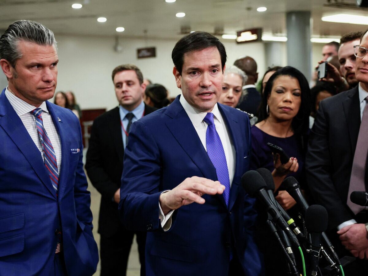    Госсекретарь США Марко Рубио во время общения с журналистами | © REUTERS / Evelyn Hockstein