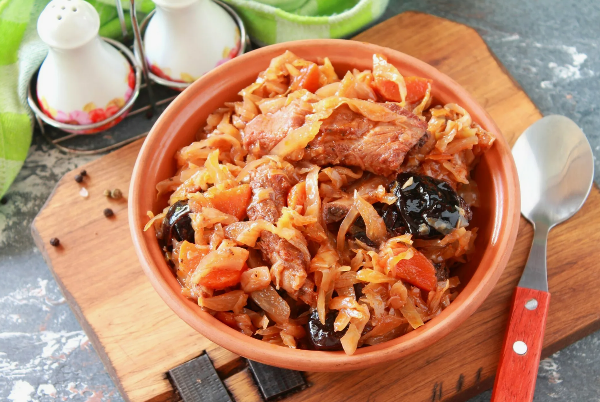 Свинина, тушенная с черносливом и овощами