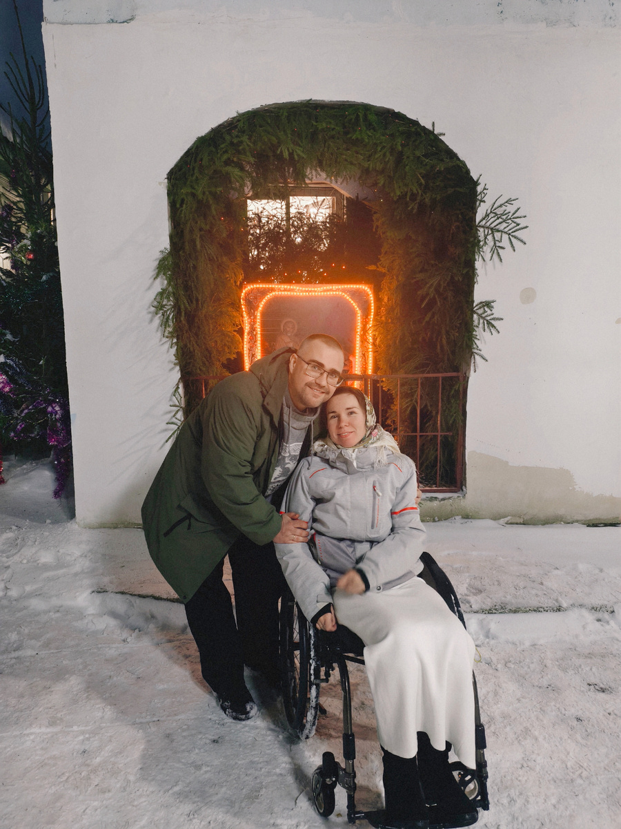 У храма. За спиной Рождественский вертеп