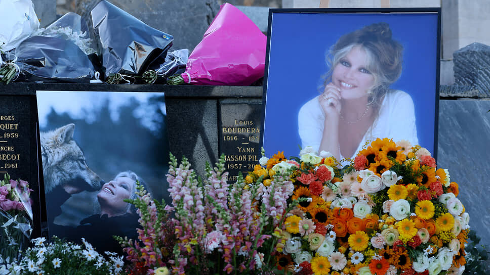 Цветы и фотографии у могилы Брижит Бардо на Морском кладбище.📷Фото: Manon Cruz / Reuters
