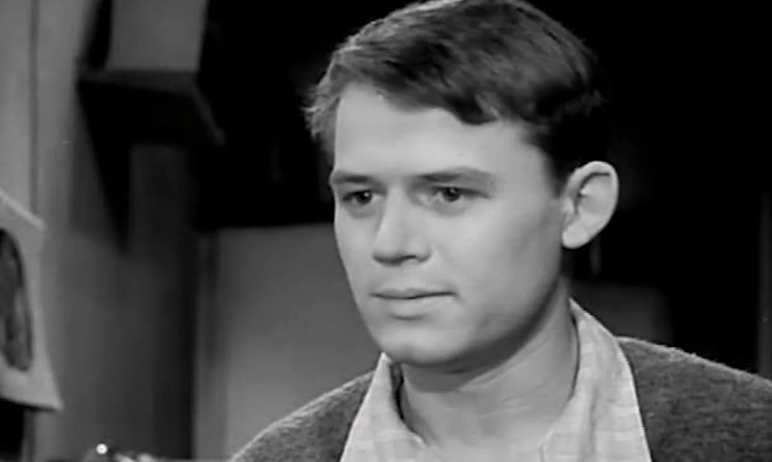 кадр из фильма "Звонят, откройте дверь"