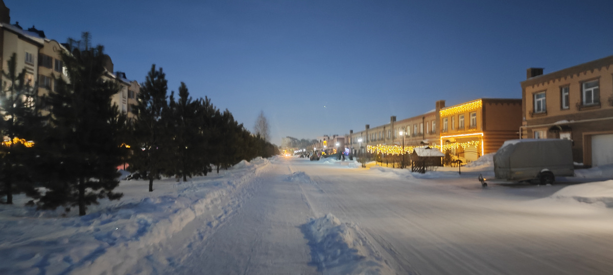 Зимой очень красиво: белоснежный, хрустящий под ногами снег, хвойные деревья и гирлянды. 