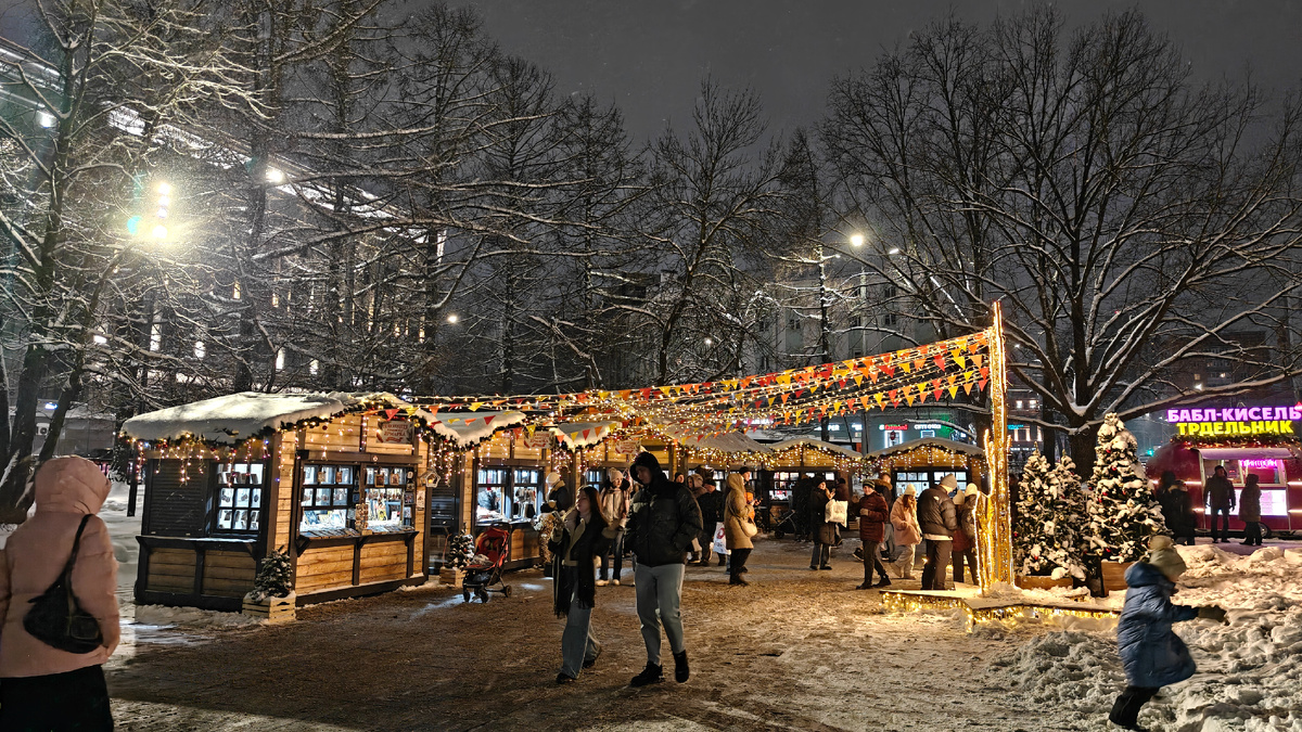 Ярмарочные домики на площади Горького в Нижнем Новгороде 