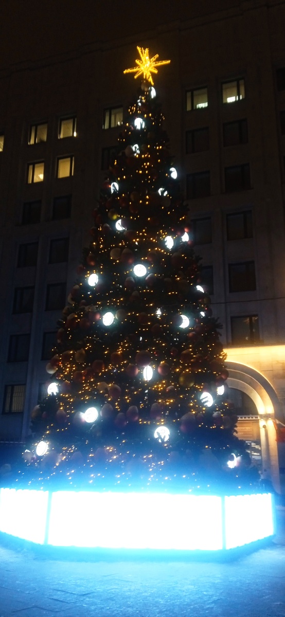 Ёлка возле метро "Арбатская" Арбатско-Покровской линии.