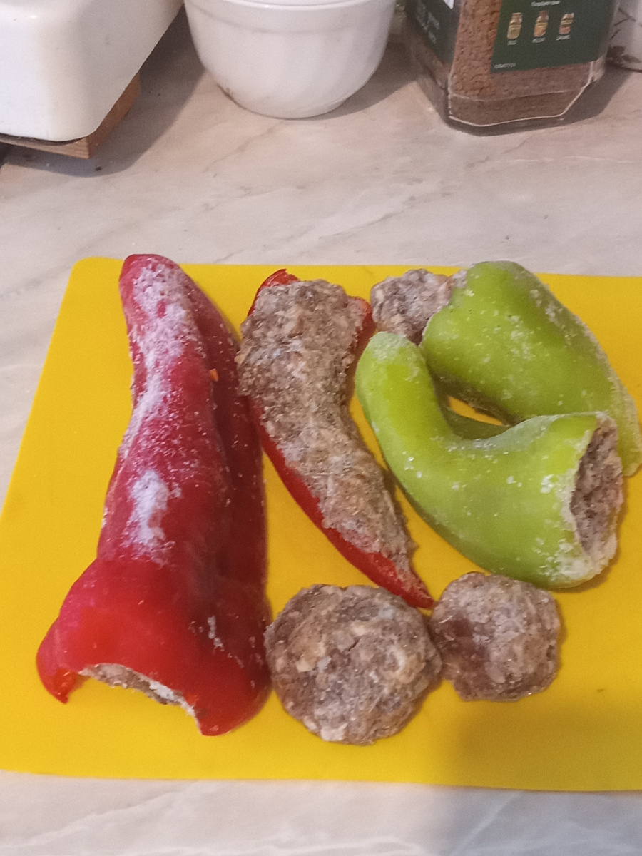 Перцы фаршированные и 2 тефтели.