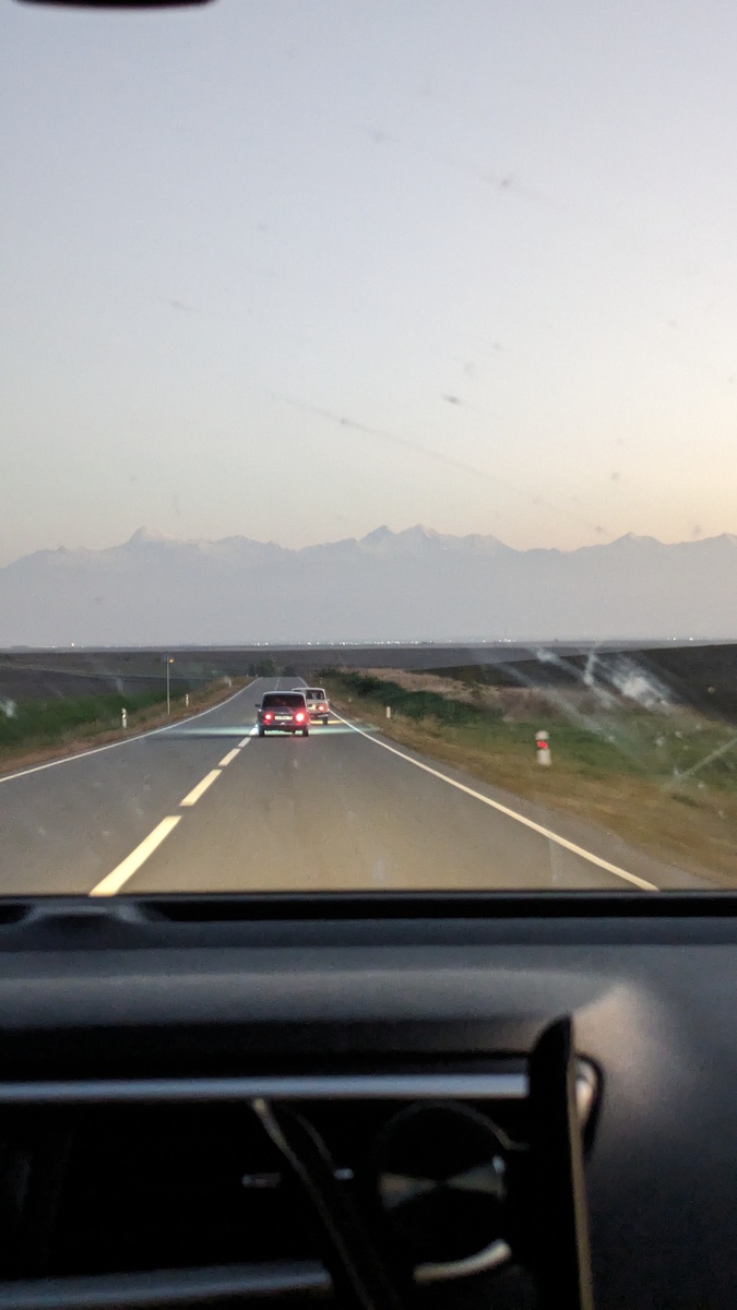 Первый ряд, с видом на Кавказский хребет