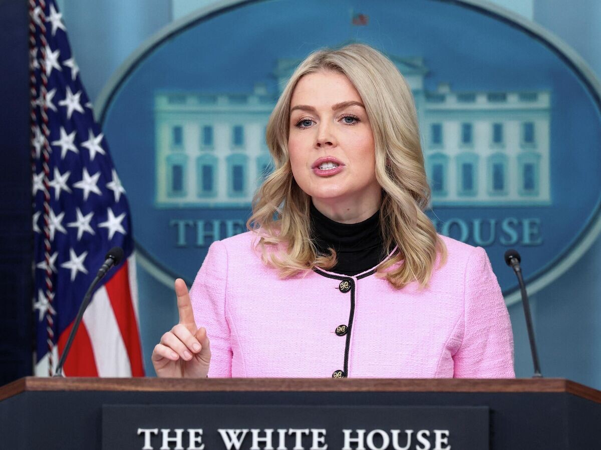    Пресс-секретарь Белого дома Каролин Левитт выступает на брифинге в Белом доме в Вашингтоне | © REUTERS / Kevin Lamarque