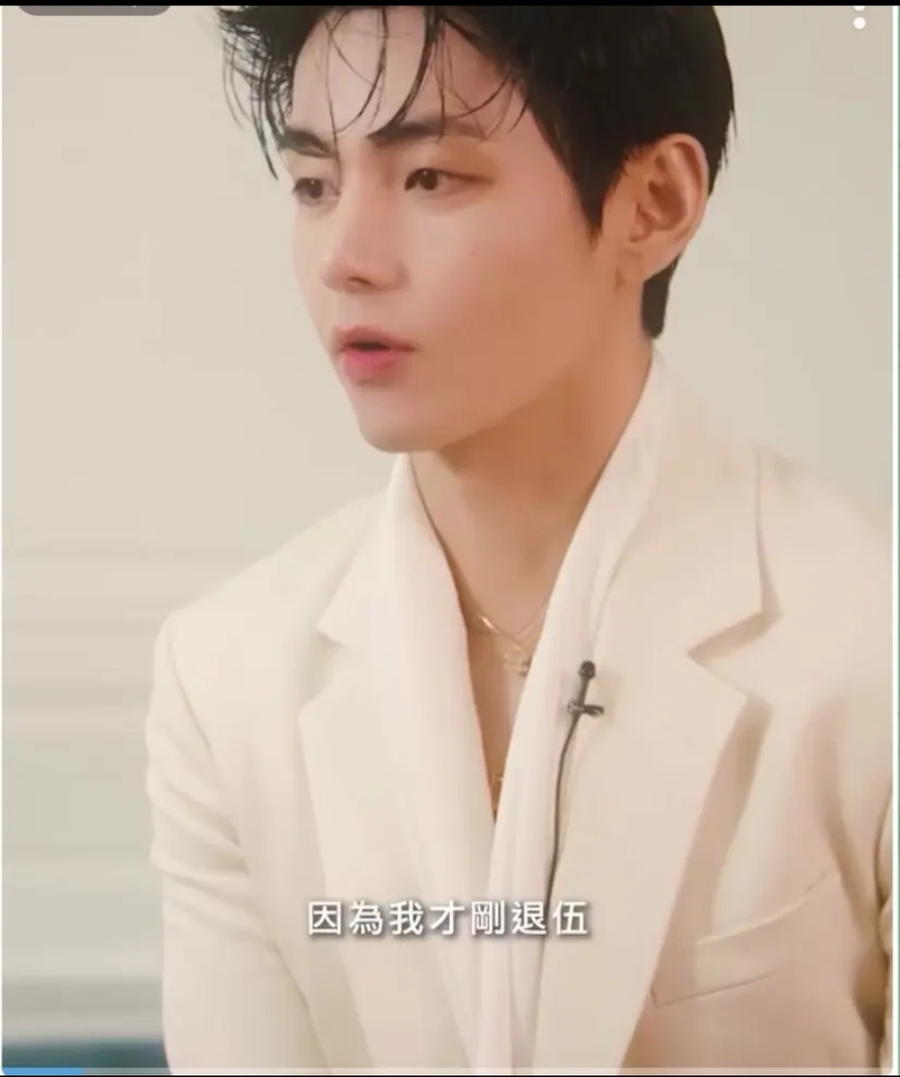 Ким Тэхён даёт небольшое интервью. Вот и микрофончик видно. 