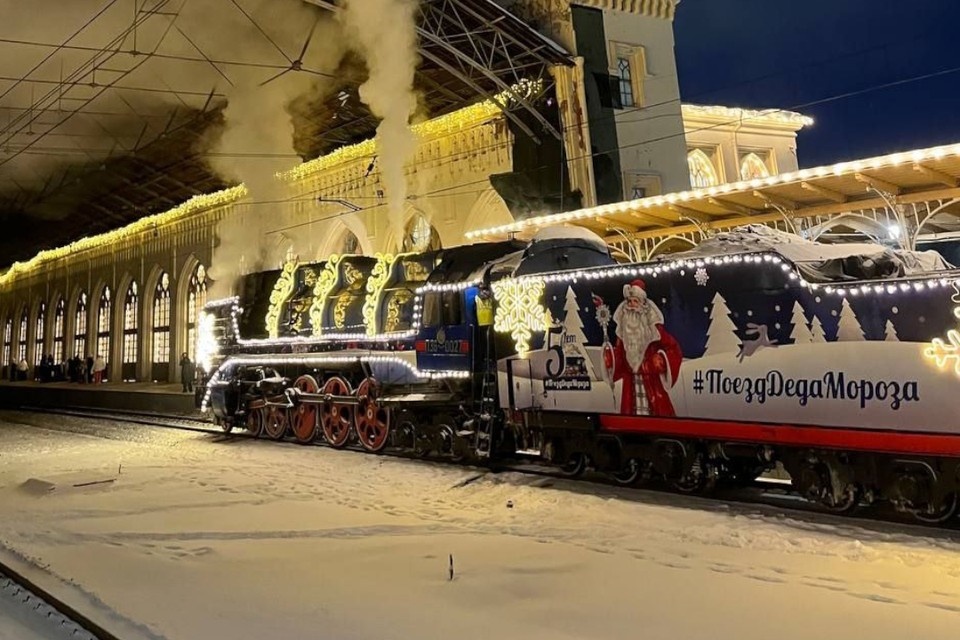    Поезд Деда Мороза отправился в Карелию из Петербурга. Фото: t.me/ozdrzd