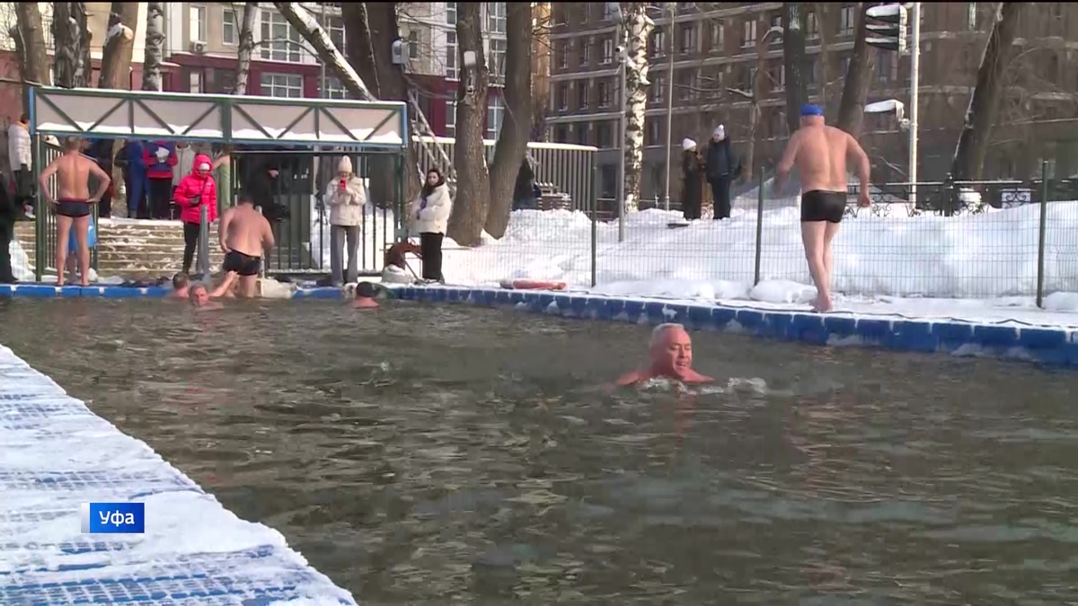    Более 300 человек приняли участие в традиционных рождественских купаниях на озере Солдатском в Уфе