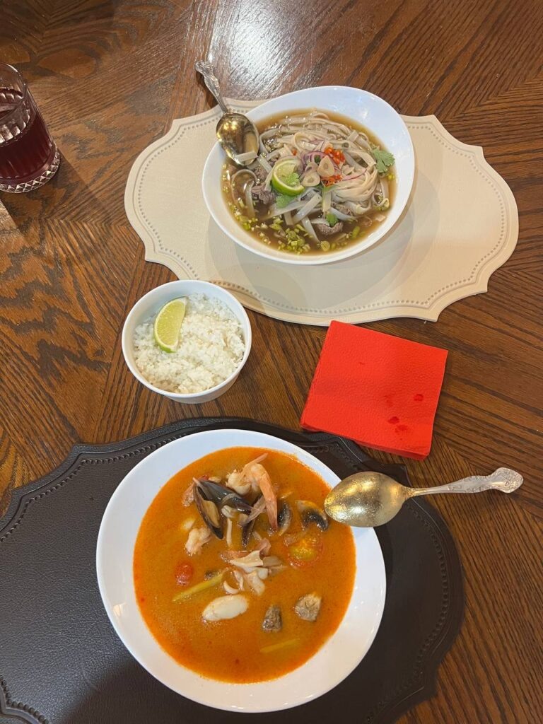 Фо бо и том ям из «Пан азиан бар». Фото: Медиаархангел Хакасии