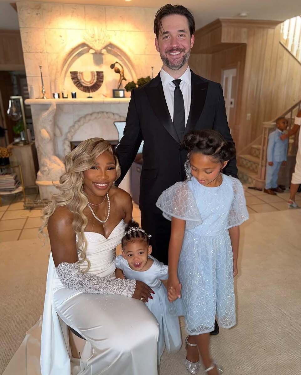    Источник: Социальные сети | Серена Уильямс и Алексис Оханян со своими детьми.