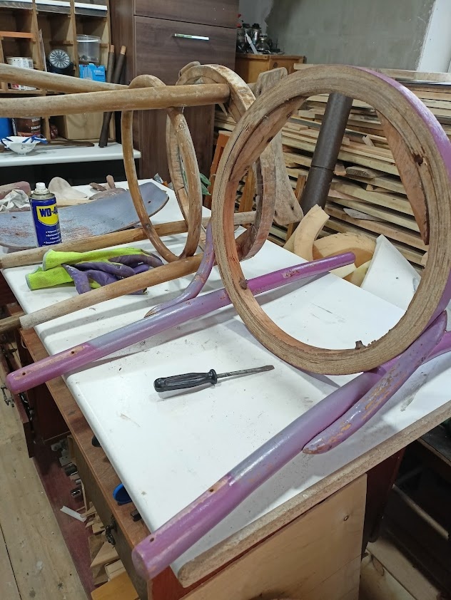 но на фото только два, третий совсем обломки