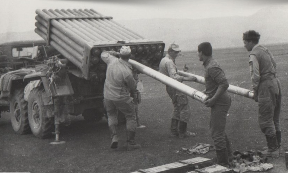 Расчет РСЗО "Град" советской пограничной мотоманевренной группы готовится к залповому огню по афганским моджахедам