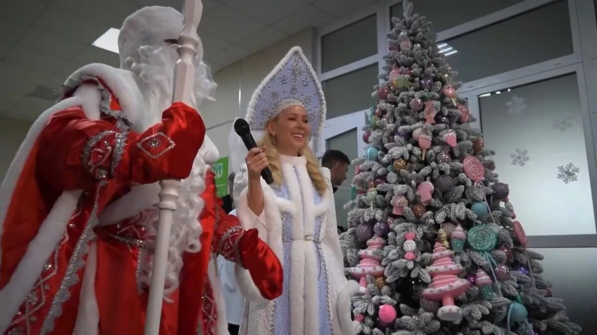 Фото из открытых источников. Шаман и Екатерина Мизулина в образе Деда Мороза и Снегурочки посетили Детскую клиническую больницу им. З.А. Башляевой.